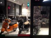 Nočný showroom Vespa