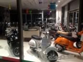 Nočný showroom Vespa