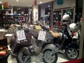 Nočný showroom Vespa