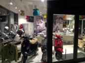 Nočný showroom Vespa